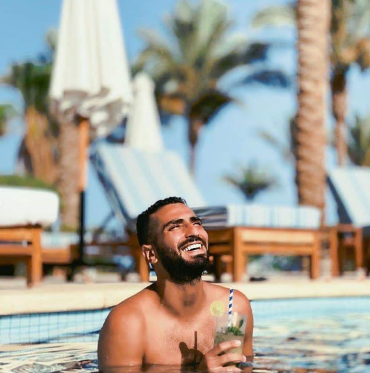 شاهد محمد الشرنوبي يستمتع بشهر العسل في حمام السباحة 
