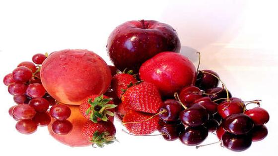 ما هو سر الفاكهة والخضروات حمراء اللون