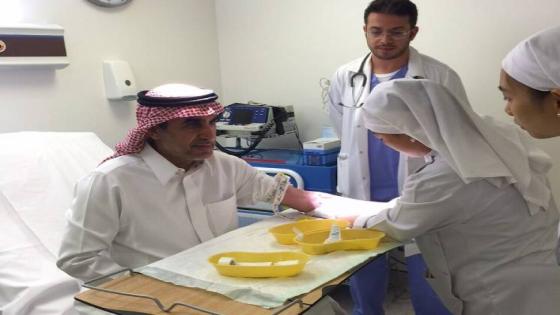 وزير التعليم السعودي يتبرع بالدم لمصابي القديح