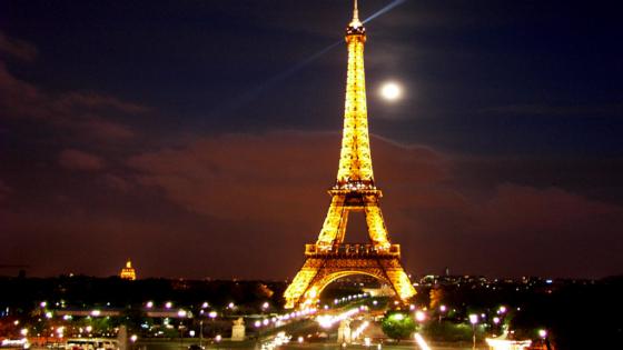 ظاهرة السرقة والتسول في باريس تهددان برج إيفل