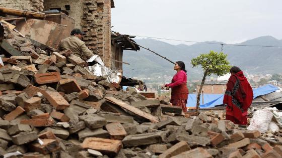 نيبال تناشد دول العالم إرسال طائرات هليوكبتر لمساعدتها في عمليات الإنقاذ
