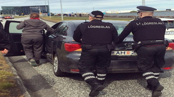 صدق أو لا تصدق: شرطيون في مساعدتك إذا تعطلت سيارتك !