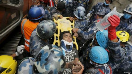 إنقاذ فتى نيبالي ظل تحت الأنقاض لمدة 5 أيام
