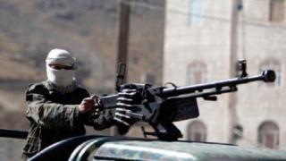 مواجهات عنيفة في تعز و إب و عدن و قصف الطائرات العربية للحوثين بصنعاء