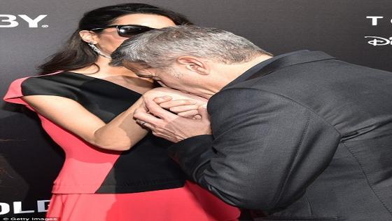 “جورج كلوني” يُقبل يد “آمل” في أفتتاح فيلمه الجديد