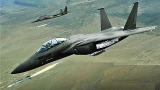 الطيران الليبي يقصف مواقع في بني غازي