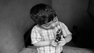 الرضيع يُطلق النار على نفسه !