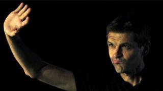 ميسي يهدي إنتصاره إلى مدربه الراحل فيلانوفا