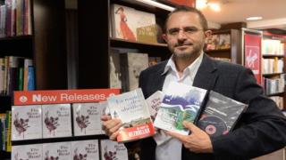 رامي عليق يوقع الطبعة الجديدة من “ثلاثية طريق النحل”