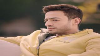 حمادة هلال ينشر صورة جديدة مع والداته ويطلب الدعاء لها