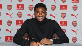 والدة أحد لاعبي فريق أرسنال تعتدي على الجهاز الفني للفريق