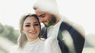 شاهد محمد الشرنوبي يستمتع بشهر العسل في حمام السباحة