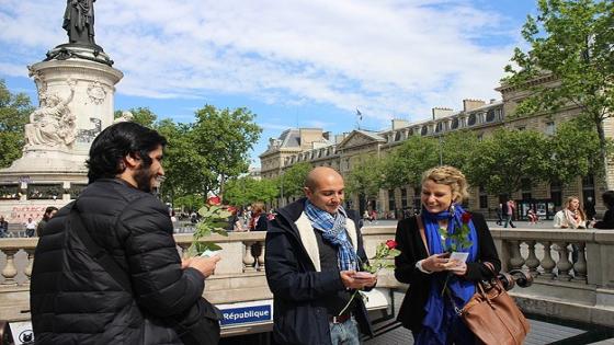 حملة أنا مسلم توزع أزهار على المارة في باريس