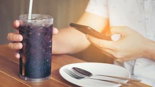 احذر من شرب المشروبات الغازية مع هذة الأكلات