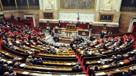 البرلمان الفرنسي يصوت على قانون يسمح بالتجسس على المواطنيين الفرنسيين
