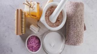 كيفية تفتيح وترطيب الكوع والركبة بالمنزل