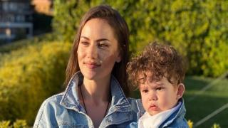 فهرية أفجين تحتفل بعيد الأم في تركيا بأحدث جلسة تصوير مع ابنها كاران تشعل الإنستجرام