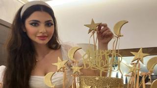 المغنية اللبنانية قمر تغني وترقص في عيد ميلادها مع ابنها جيمي